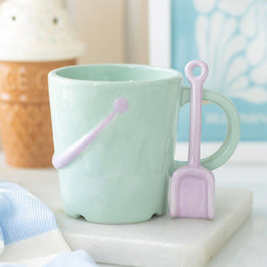 Mug pastel avec cuillère en forme de bêche