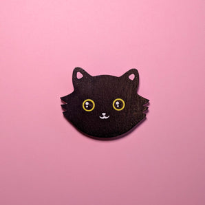 Aimant à chat noir duveteux