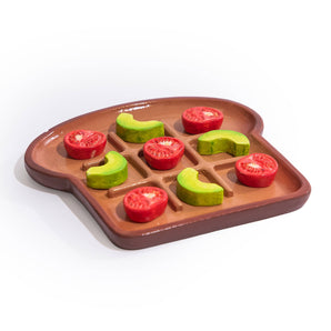 Jeu de morpion avec des toasts à l'avocat et à la tomate