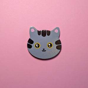 Chat tigré gris aimant